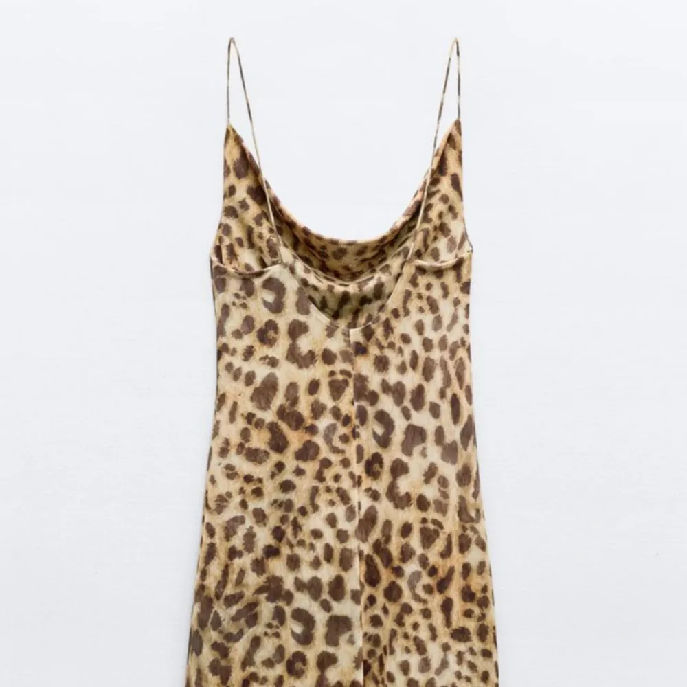 Säljer denna helt nya och slutsålda leopard zara klänning.  Säljer då det är för sent att lämna tillbaka oxh den ej passa mig som jag ville. . Klänningar.
