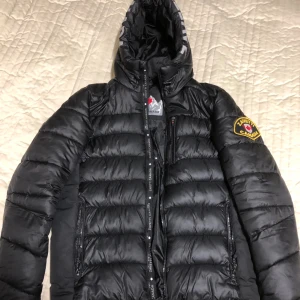 Zavetti canada jacka - Jätte fin vinter jacka håller dig varm köpt för 3 mån sedan 9/10 kvalitet är bra inga defekter eller så jacka är som ny   Nypriss 2600 kr