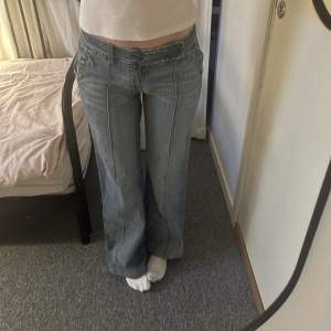 Ett par supersnygga Lågmidjade jeans i bootcut modell!! Skriv för mer information. Jag är 172cm! 💕💕