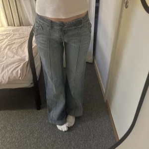 Snygga bootcut jeans  - Ett par supersnygga Lågmidjade jeans i bootcut modell!! Skriv för mer information. Jag är 172cm! 💕💕