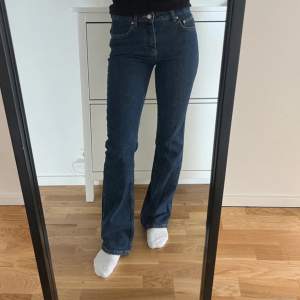 Säljer dessa jeans använda några gånger säljer eftersom jag har flera liknande passar mig perfekt i längden❤️
