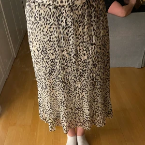 Leopardmönstrad långkjol - Leopardmönstrad långkjol. Använd endast en gång.