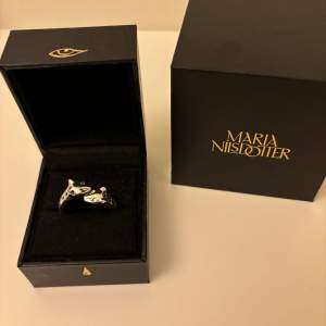 Leopard ring i silver storlek 19mm från Maria Nilsdotter. Fint skick men använd lite grann. 💘 NYPRIS: 3995kr