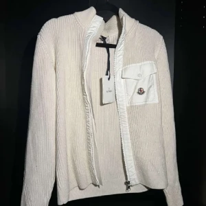 Moncler cardigan - Sjukt snygg moncler cardigan då den knappt är använd. Inga defekter eller liknande. Säljer för endast 1899 kr. Skriv vid minsta funderingar!