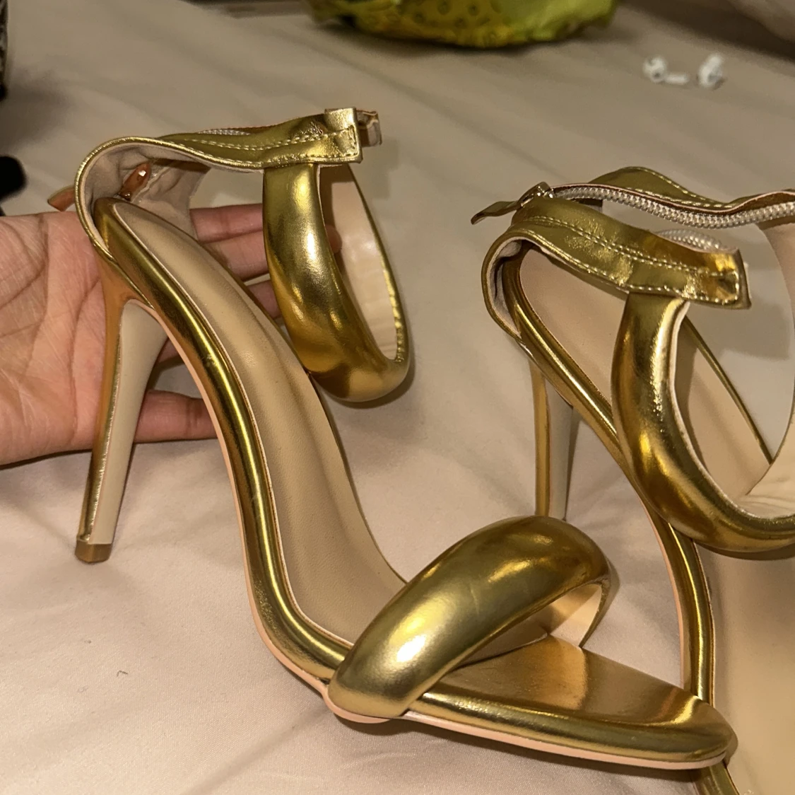 Guld klackskor  - 92