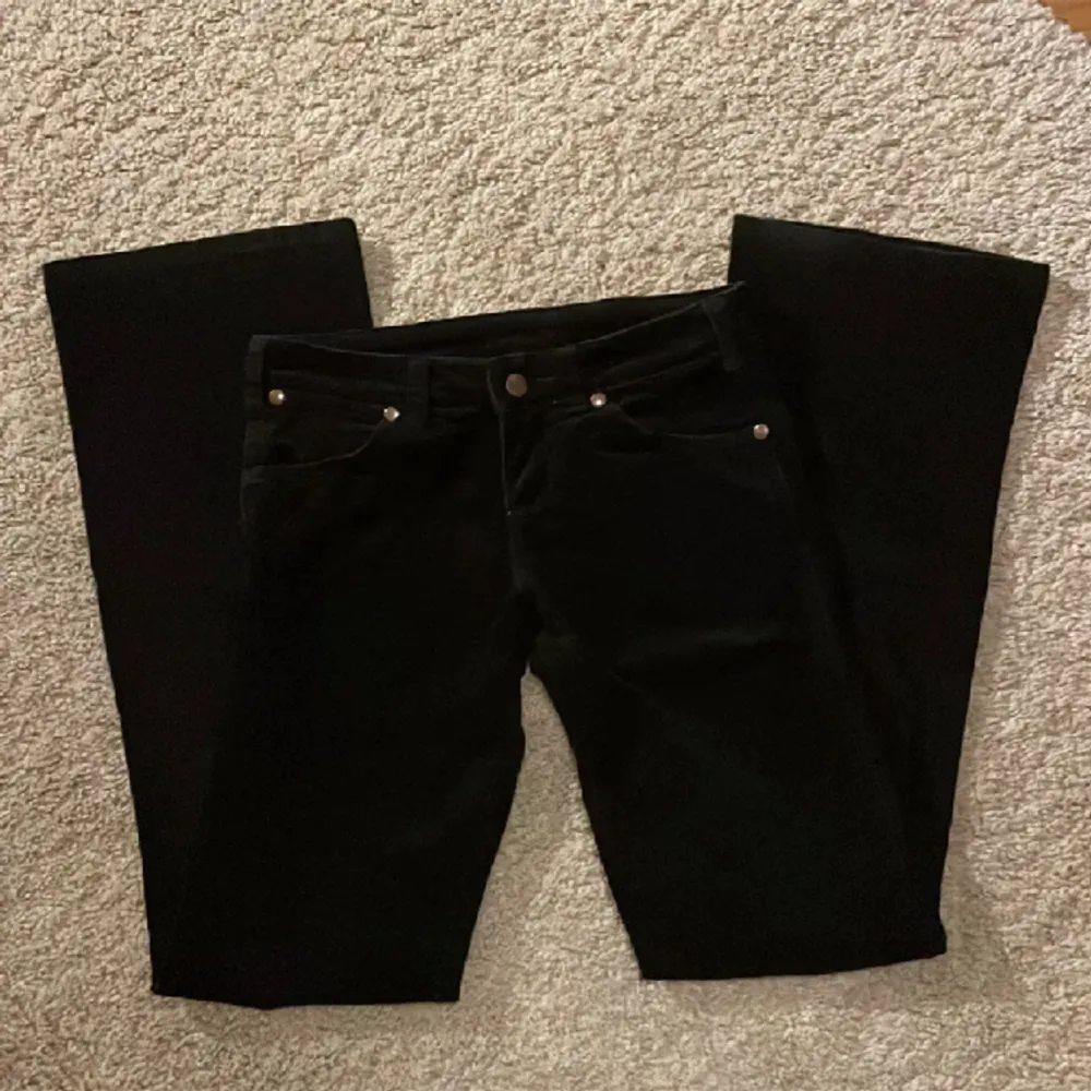 låga svarta manchester jeans med bootcut och med strech 🌸. Jeans & Byxor.
