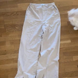 Beige kostymbyxor - Fina kostymbyxor från nakd i storlek 36. De är i använt skick men är fortfarande fina för det! 