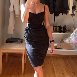 Klänning NAKD - Svart klänning från NAKD med hål vid sidorna och band man kan knyta åt. Banden är justerbara🖤