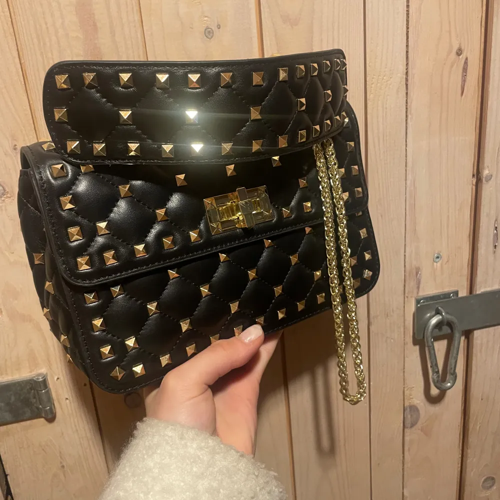 Valentino rockstud bag inspirerad väska! 🩷Super snygg och jätte trendig just nu. Använd mindre än 3 gånger, ser ny ut förutom en liten repa som syns på sista bilden 🩷 Skriv först så slår jag på ”köp nu”. Alltså inte äkta 💞. Väskor.