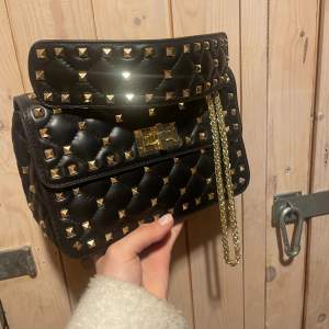 Valentino rockstud bag inspirerad väska! 🩷Super snygg och jätte trendig just nu. Använd mindre än 3 gånger, ser ny ut förutom en liten repa som syns på sista bilden 🩷 Skriv först så slår jag på ”köp nu”. Alltså inte äkta 💞