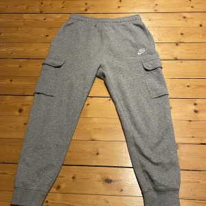 Grå Nike sweatpants - Grå sköna Nike sweatpants Strl S true to Size  
