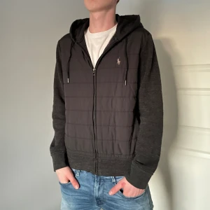 Ralph Lauren cardigan  - Säljer nu en Ralph Lauren cardigan! Jackan är i storlek S!  Hör gärna av dig om du har frågor!