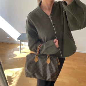 Grön zara jacka  - Super snygg och eftertraktad jacka, från zara och är helt slutsåld. Strl l/xl men passar xs-m❣️ 