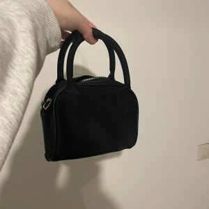 En svart väska som är köpt i turkiet. Passar med allt. 🖤 - Helt ny, ej användt
