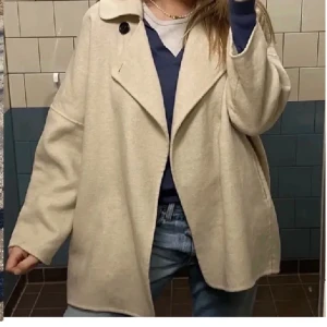 Vårkappa - Säljer denna fina kappan ifrån zara. I nyskick i en ljus beige färg 