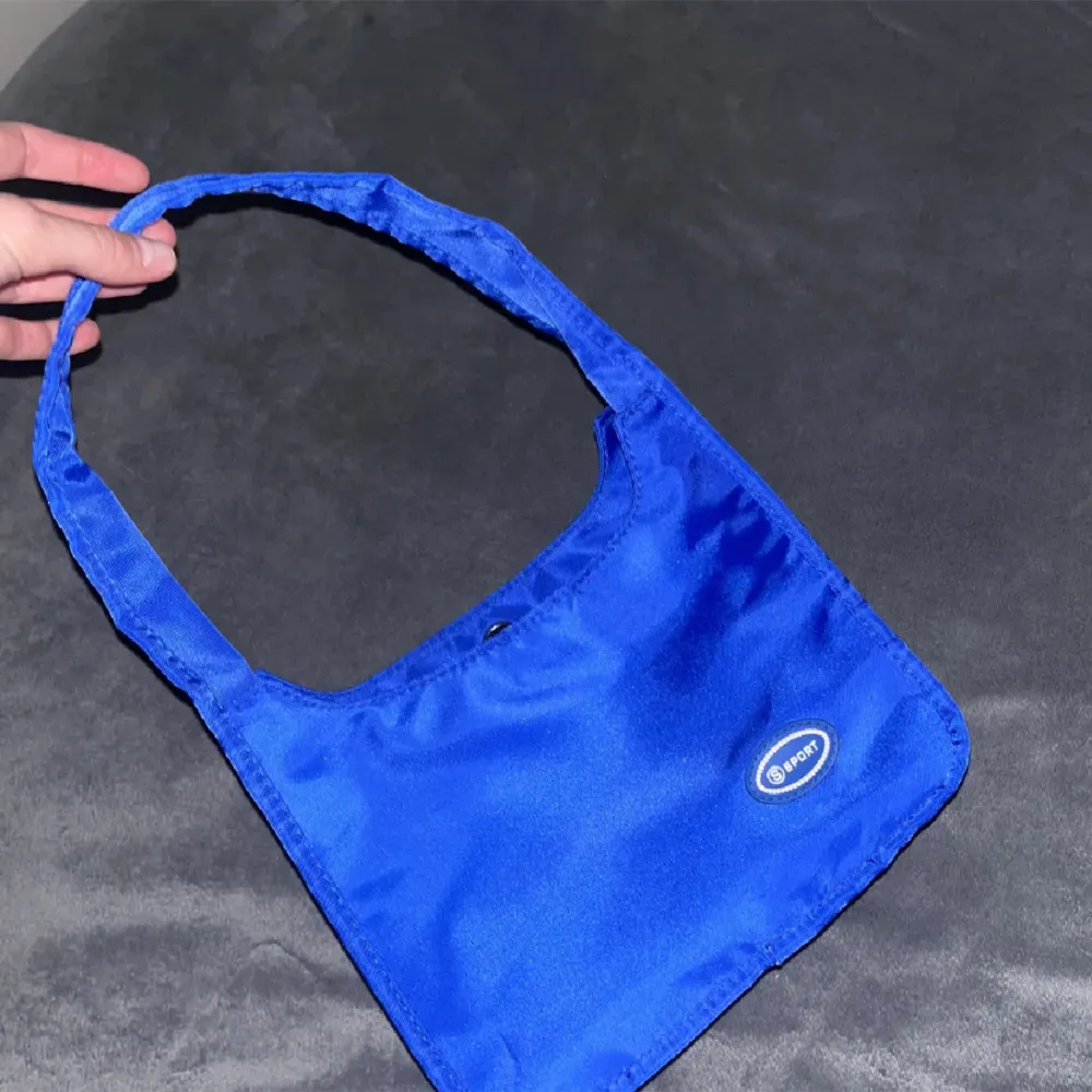 Liten blå handväska. Aldrig använd. Väldigt rymlig fast den ser liten ut!💙. Väskor.