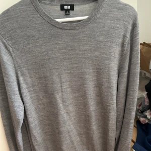 Tröja - Säljer en sjukt snygg tröja från uniqlo. Skick 9.5/10, använd ett fåtal gånger. Storlek xs men sitter som s.