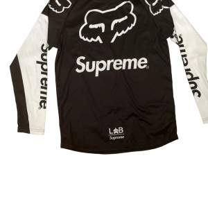 Supreme x Fox stl xs men sitter som S eftersom att det är i cross storlek. Nytt skick. priset går att diskuteras.