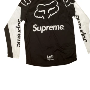 Supreme x Fox long sleeve  - Supreme x Fox stl xs men sitter som S eftersom att det är i cross storlek. Nytt skick. priset går att diskuteras.