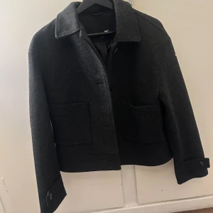 Kappa - Oanvänd svart kappa från lager 157 i storlek S, jätte fin på men får aldrig användning av den💗kan tänka mig att gå ner i pris vid snabb affär