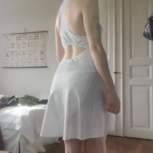 Stella mccartney x adidas klänning - Tennisklänning av stella mccartney x adidas, nyskick. Storleken är medium men jag har vanligtvis small i överdelar. Materialet är stretchigt
