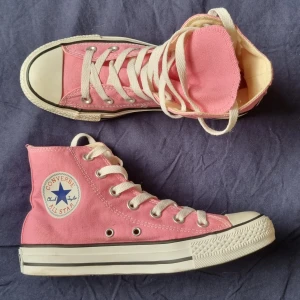 Rosa converse  - Använt bara någrs gånger så nästan som ny 😊