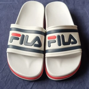 FILA sandaler  - Lite fläck finns men annars är den fortfarande trevlig 😊