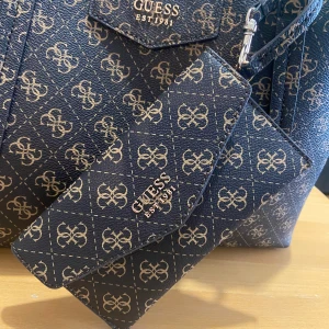 Guess väska  - Helt nytt guess väska . Finns etikett med ordinarie priset . 