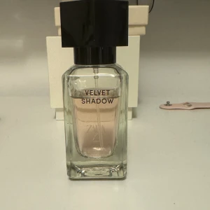 Velvet Shadow - Zara Parfym - Knappt använd parfym från zara som inte anvönds. Pris kan diskuteras vid anabb affär
