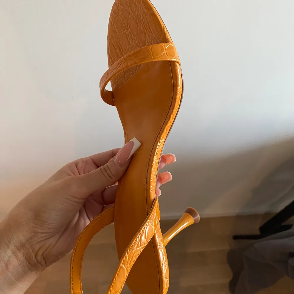 Klackskor från Mango storlek 38. Aldrig använda. Passar perfekt för mig som vanligtvis har 37.. Kengät.