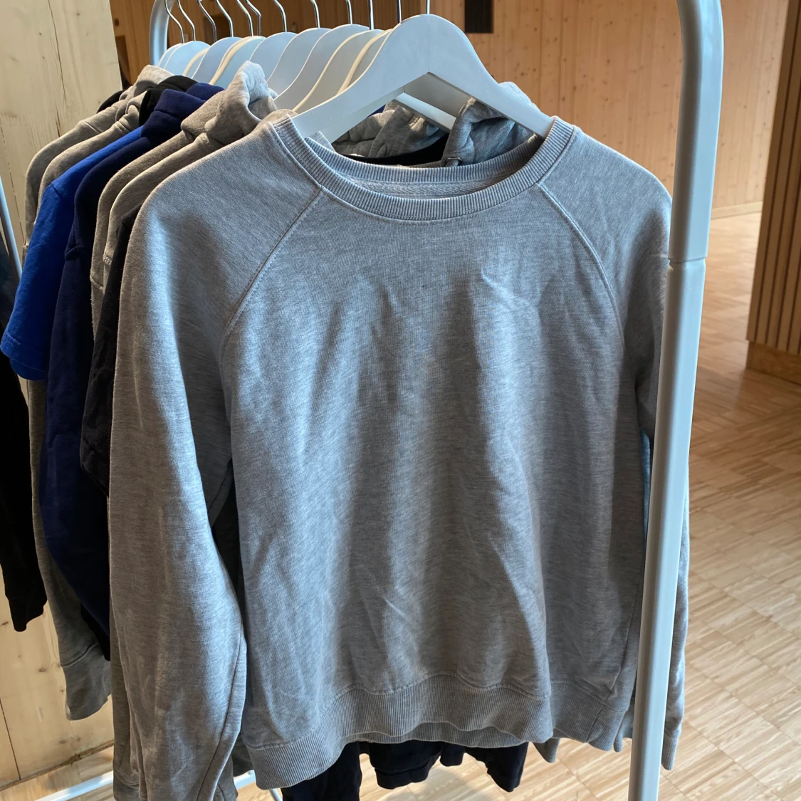 grå sweatshirt - 90