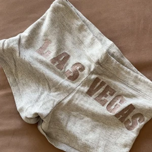 LAS VEGAS sommar kläder - Linnet och de lågmidjade mjukisshortsen är ifrån LAS Vegas. Väl välbevarat och ger lite 90s känsla. Linnet -50kr shortsen-80kr