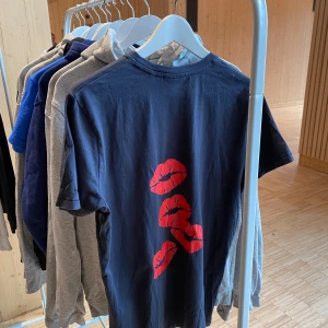 Svart t-shirt - Svart t-shirt med fint tryck!!!🤩  Gå in på vår profil för att kolla runt bland våra andra tröjor med andra tryck!!❤️