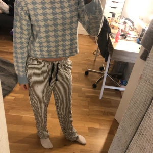 Tröja  - Inte så jätte använd😊 skriv för frågor! Tryck inte på kör nu utan skriv privat 