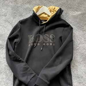BOSS Hoodie - 9/10 skick nästan helt ny köpt på boozt.com. Storlek M men sitter som S!