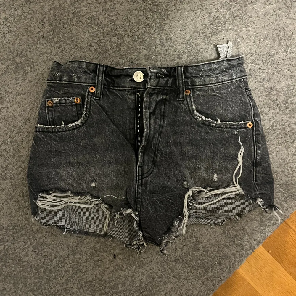 Säljer mina snygga jeansshorts ifrån zara. Nästan aldrig använda. As bra skick!. Shorts.