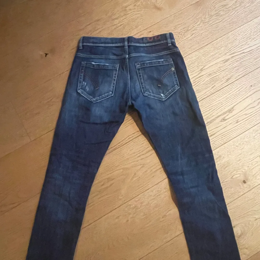 Snygga dondup jeans som har blivit för små för mig. Tyvärr så är en sak inuti byxan sönder som man ser på sista bilden men det är inget som syns när dom sitter på. . Jeans & Byxor.