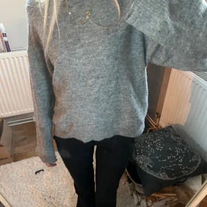 Stickad tröha - Jätte fin lite mörkare grå stickad tröja från lager 157. Tröjan har inga defekter och valde att sälja den då den aldrig kommer till användning💗💗