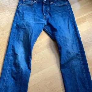 Väldigt snygga jeans som jag säljer pågrund av att jag tyvärr växt ut ur de, Storleken är W30/L30. Fint skick då jag inte hann använda de så mycket innan jag växte ur de. Nypris 1099