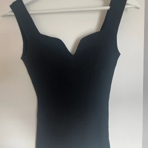 Linne från hm - Säljer detta jättefina linne från hm, i ett fint stickat/ribbat material med hjärtringning. Säljer pga lite stort för mig