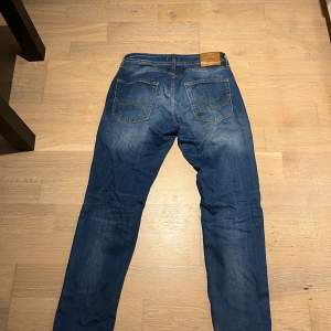 Jack and Jones jeans i storleken 33/32. Köpta för runt 800 kronor och mitt pris 450 kronor.  Skick 9/10 inga skavanker! 