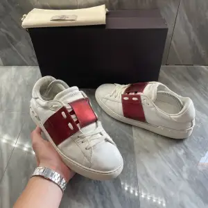 Valentino open sneaker | Fint skick | Sitter 0,5-1 storlek större | Nypris: 6499 | Ingår: Valentino dustbag | Fraktar spårbart via Postnord, på köparens bekostnad  | Hör av dig vid minsta fråga eller fundering📩