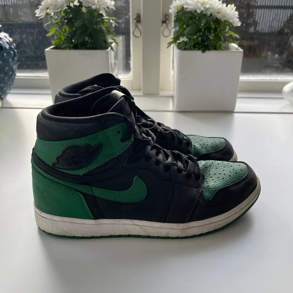 Jordan 1 retro Pine Green, använda. Köpta på EttTreSex före detta plug me please.. Skor.