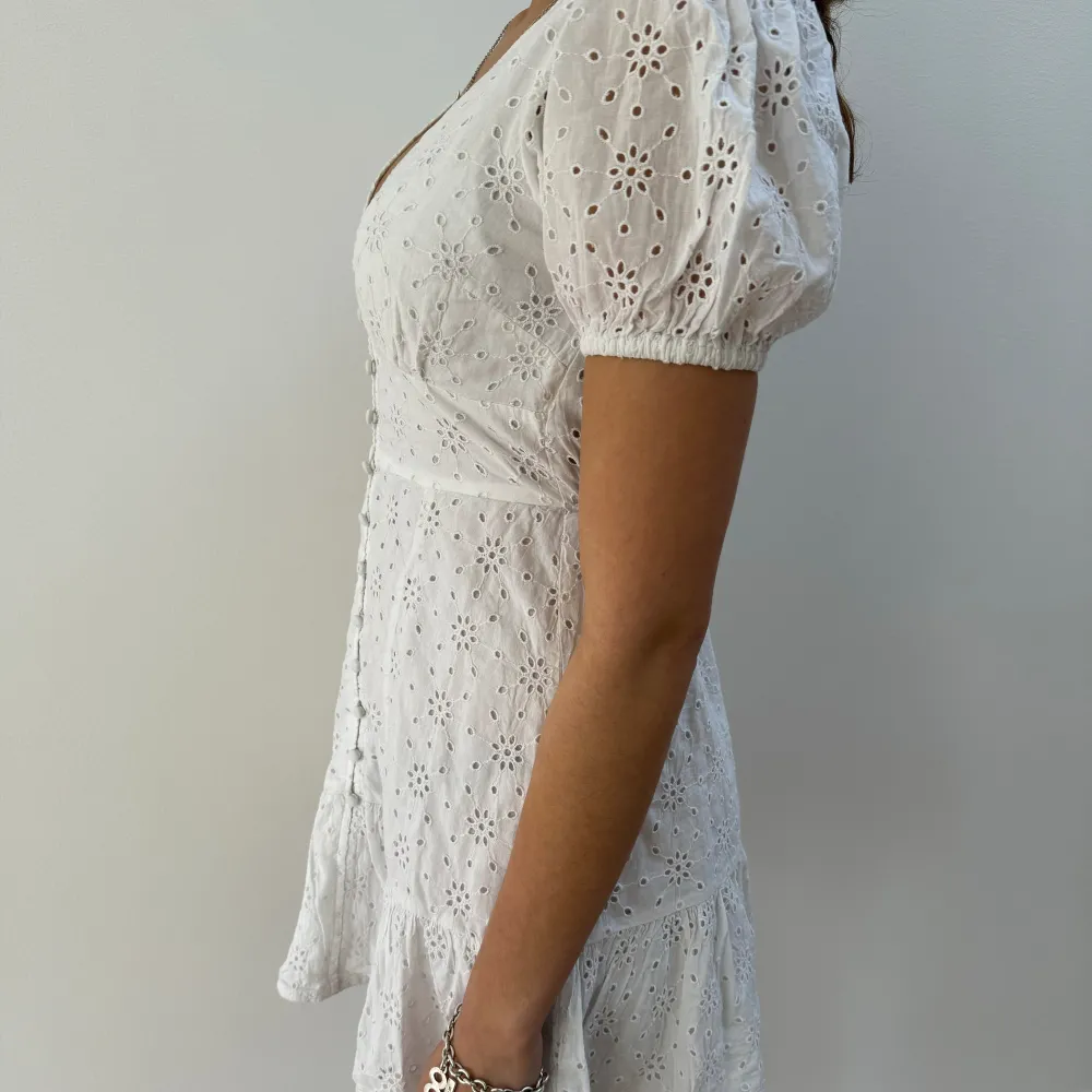 Intressekoll på denna slutsålda vita klänningen från Gina tricot. Perfekt till sommaren, studenten, konfirmation eller bara en helt vanlig sommardag. Klänningen är i storlek XS.. Klänningar.