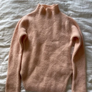 Rosa stickad tröja  - Fin stickad tröja från Mango i storlek Xs, passar även S. Färgen är mer som på andra/ sista bilden. Använd 1 gång, i nyskick. Skriv gärna innan du trycker på köp 💘