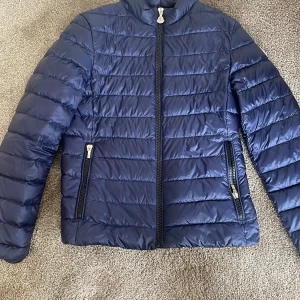 Moncler vår jacka ❤️ - Nyskick och äkta, säljer pga för stor❤️