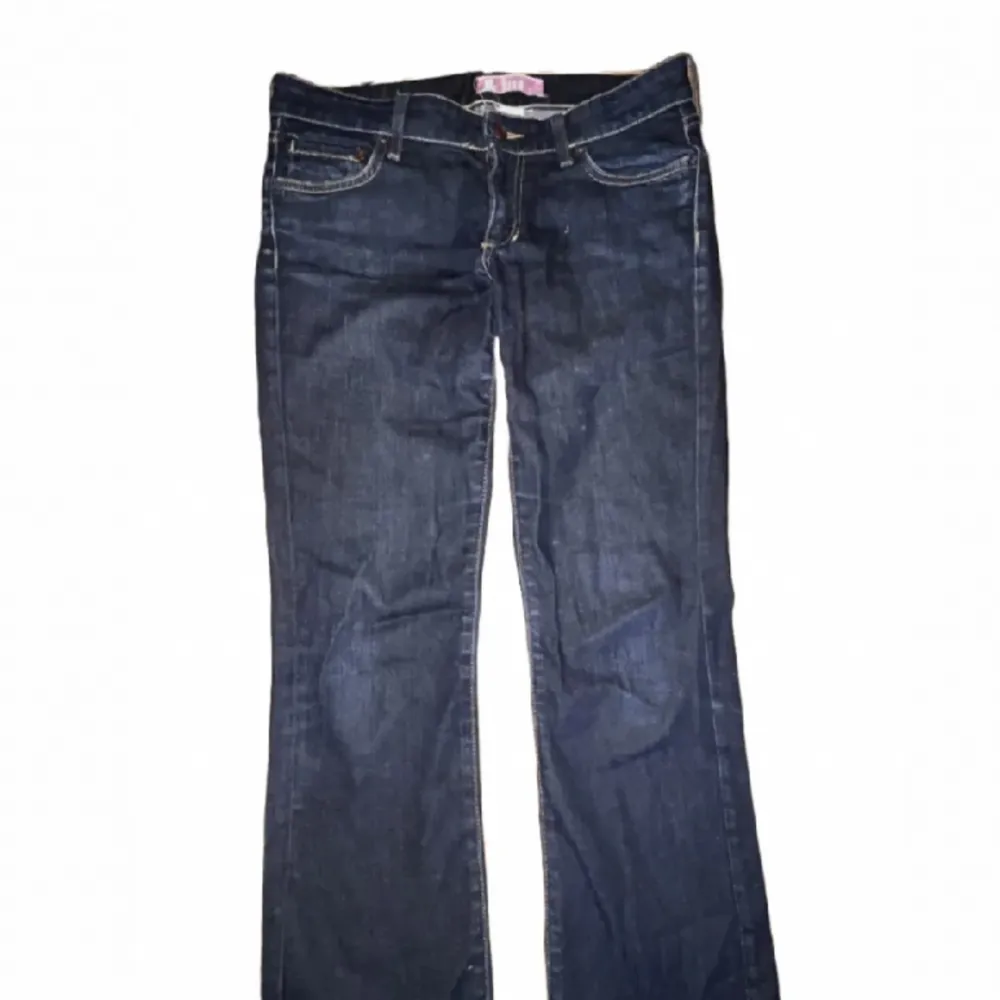 Mörkblå lågmidjade bootcut jeans i storlek w29/L32 med jätte fina fickor🫶🏻 Innerbenslängden är 76cm - Midjemått tvärs över är 39cm - Pris är diskuterbart vid snabb affär 🫶🏻 fraktar samma dag eller dagen efter . Jeans & Byxor.