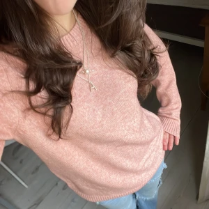 gullig rosa stickad tröja  - jätte söt rosa stickad tröja💖💖 passar bra nu till våren med typ en kjol över!! Använda bara 1-3 gågnger 