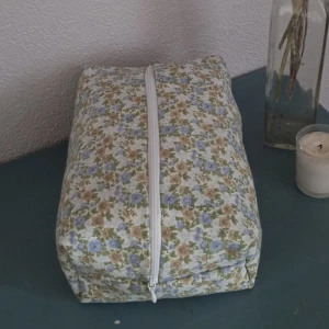 Söt necessär  - Säljer denna supersöta necessär som jag har sytt själv. Insidan är blå och man får plats med mycket i den. Skriv vid frågor❤️