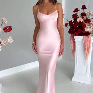 Rosa balklänning i färgen blush i storlek S, som kostar 1 065 kr exkl frakt på ca 230. Helt oanvänd och säljer så jag hittat en ny!